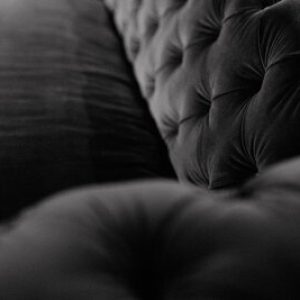 kaboompics_orange_velvet_couch_2